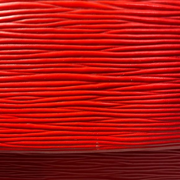 Louis Vuitton Cluny EPI MM bag - Picture 7 of 11